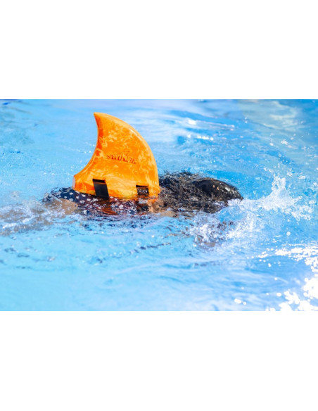 SwimFin Dolphin Blue – žraločia plutva na chrbát pre učenie plávania (od 18 mesiacov)